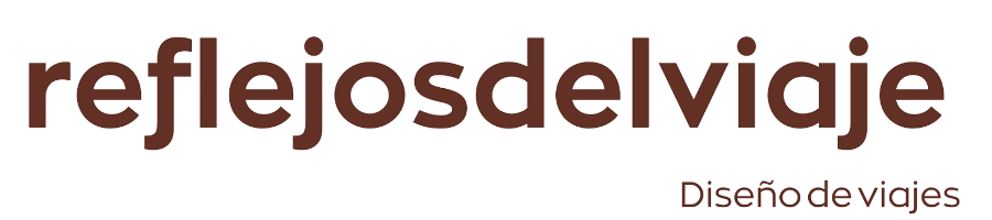 Logo de Reflejos del viaje en granate y sin fondo. Diseño de viajes a medida, totalmente personalizado y blog de viajes.