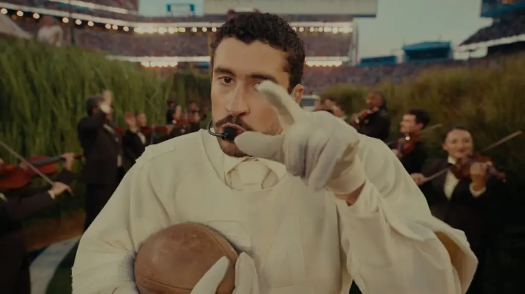 Escena de Bad Bunny actuando en el Halftime Show de la Super Bowl 2026