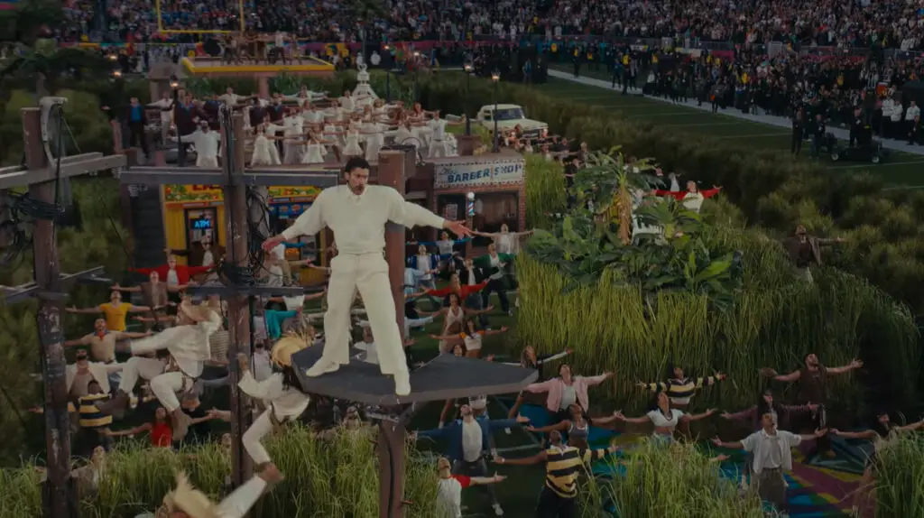 Escena de Bad Bunny actuando en el Halftime Show de la Super Bowl 2026