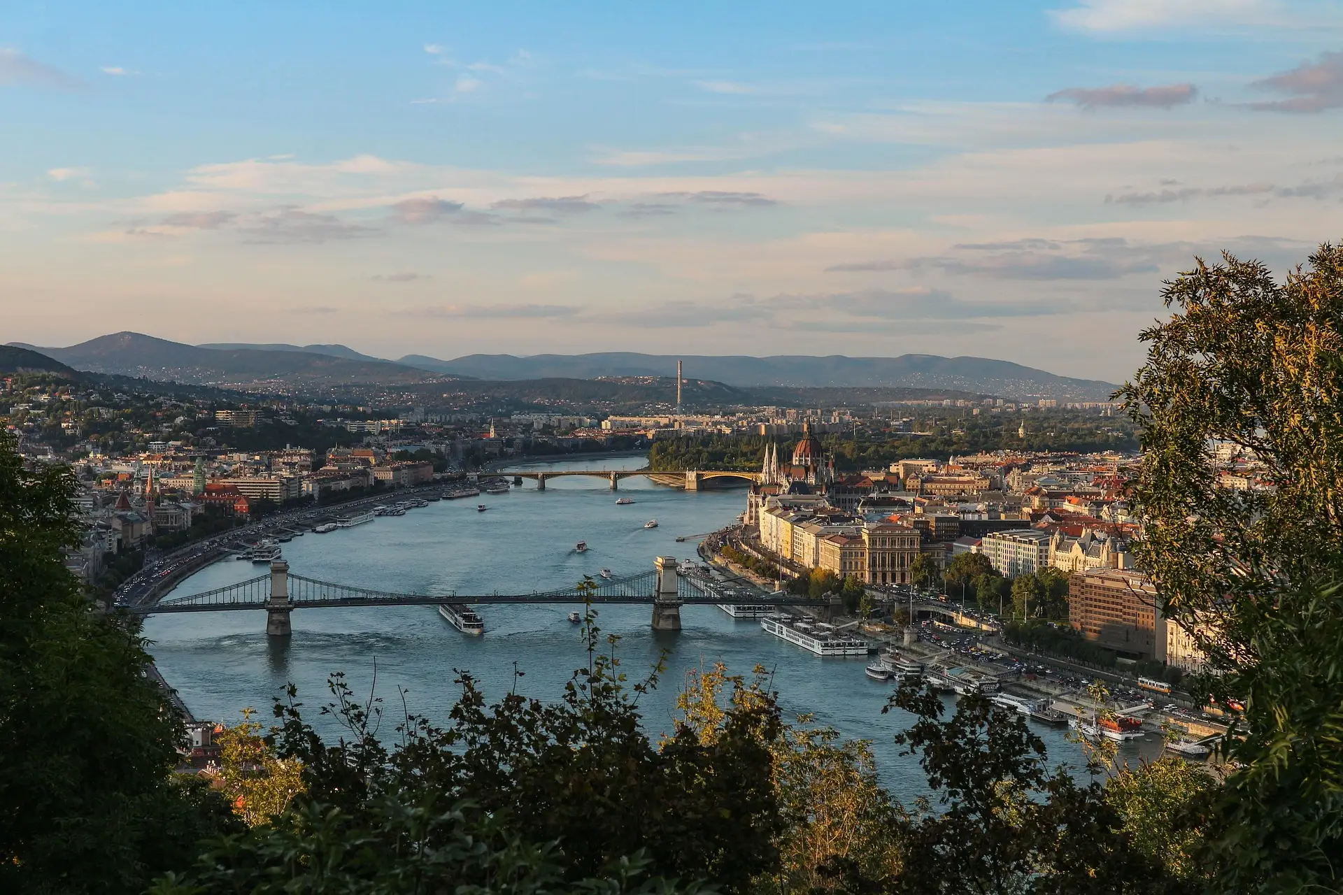 Panorámica de Budapest donde se puede ver la unión de Buda y Pest por el Danubio.