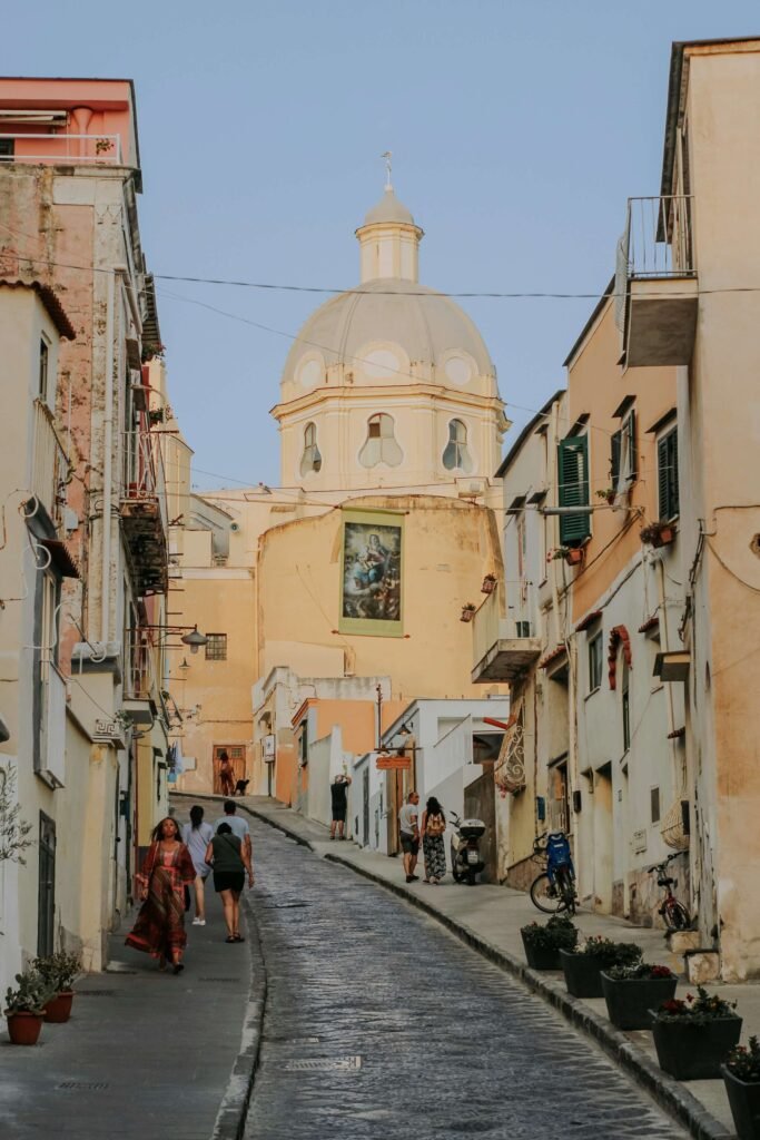 Santuario di Santa Maria delle Grazie, Procida. Calle por la que subía Mario en Il Postino.