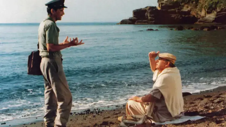 Escena de Mario y Pablo Neruda en la Spiaggia del Postino en Procida.