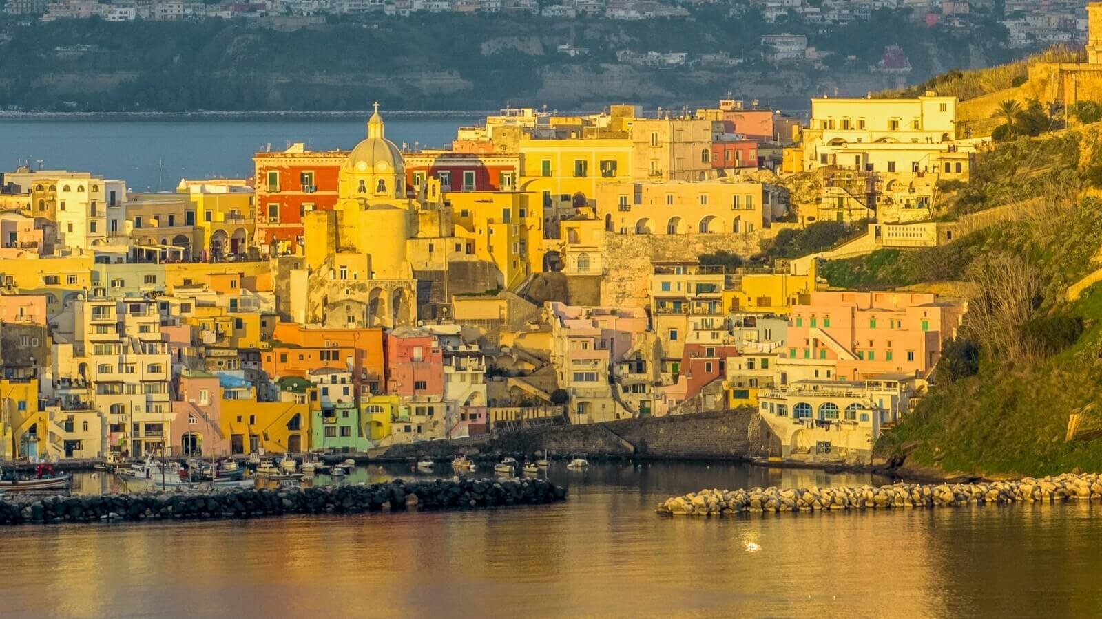 Fotografía panorámica de Procida, Italia.
