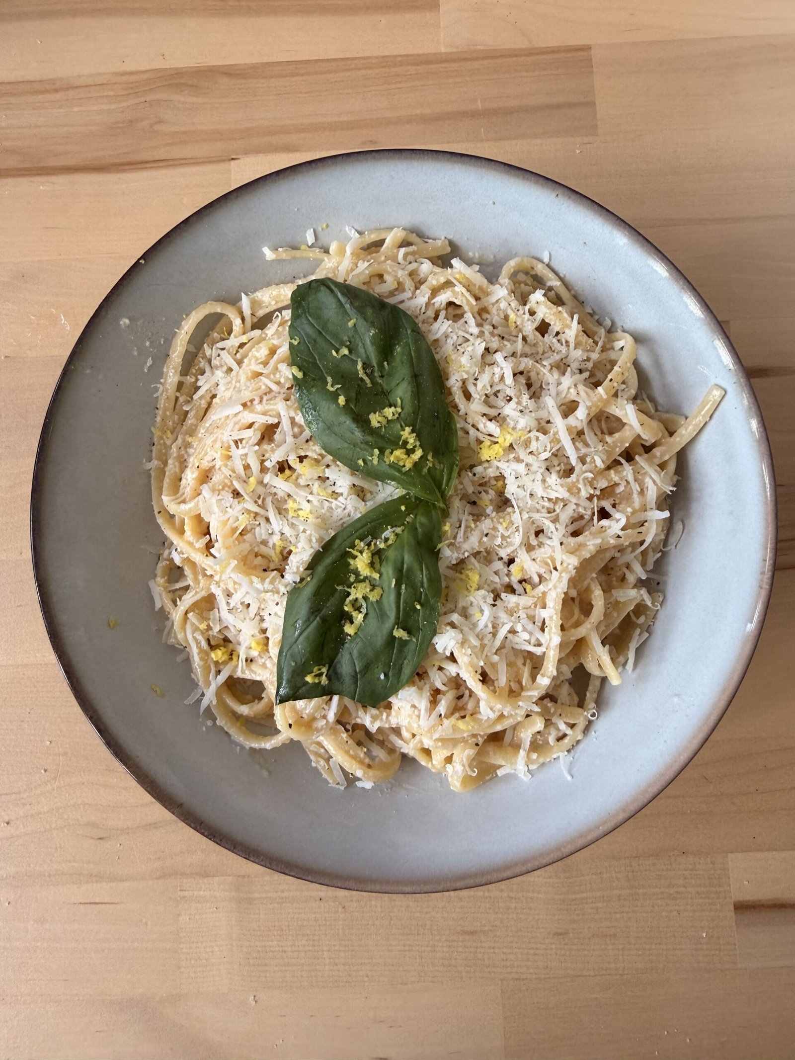 Plato de spaghetti al limone. Receta de Procida, Italia.
