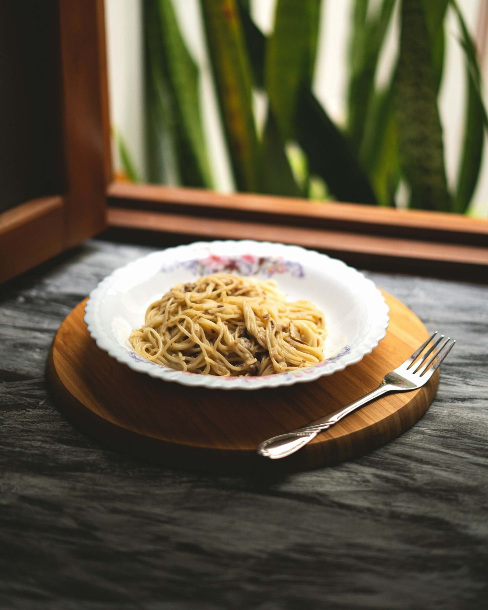 Plato de spaghetti con mantequilla y anchoas. Receta del sur de Italia.