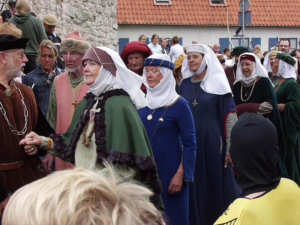 Personas vestidas con trajes tradicionales durante la Medeltidsveckan en Gotland, Suecia.