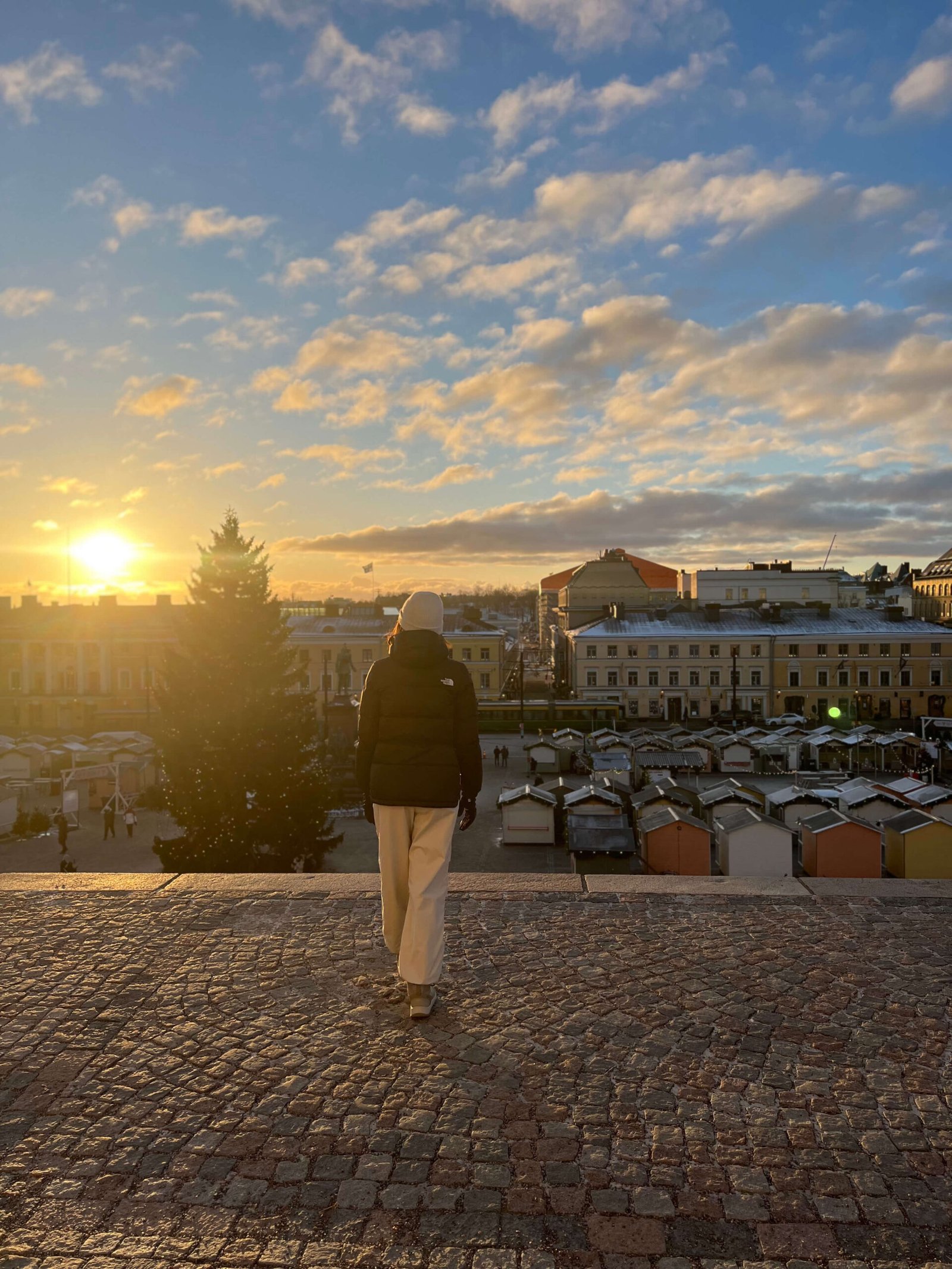 Laura viendo el Christmas Market al atardecer en Helsinki, Finlandia.