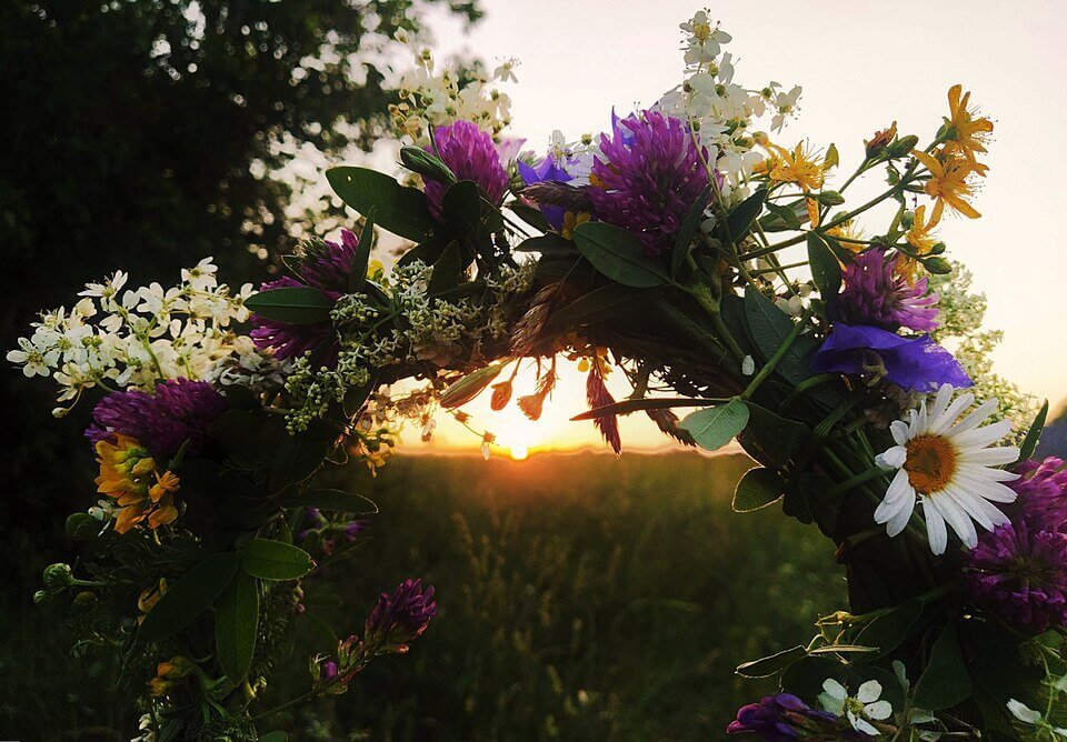 Corona de flores representando el Midsommar en Suecia.