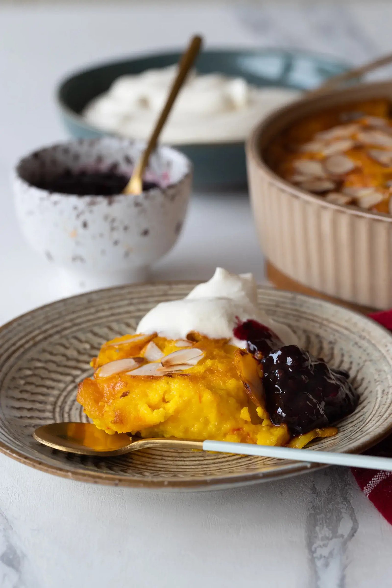 Saffranspannkaka con mermelada de frutos rojos