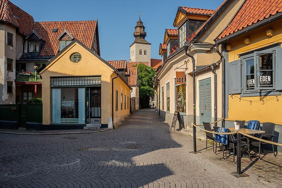 Södra Kyrkogatan con la Catedral de Visby de fondo.
